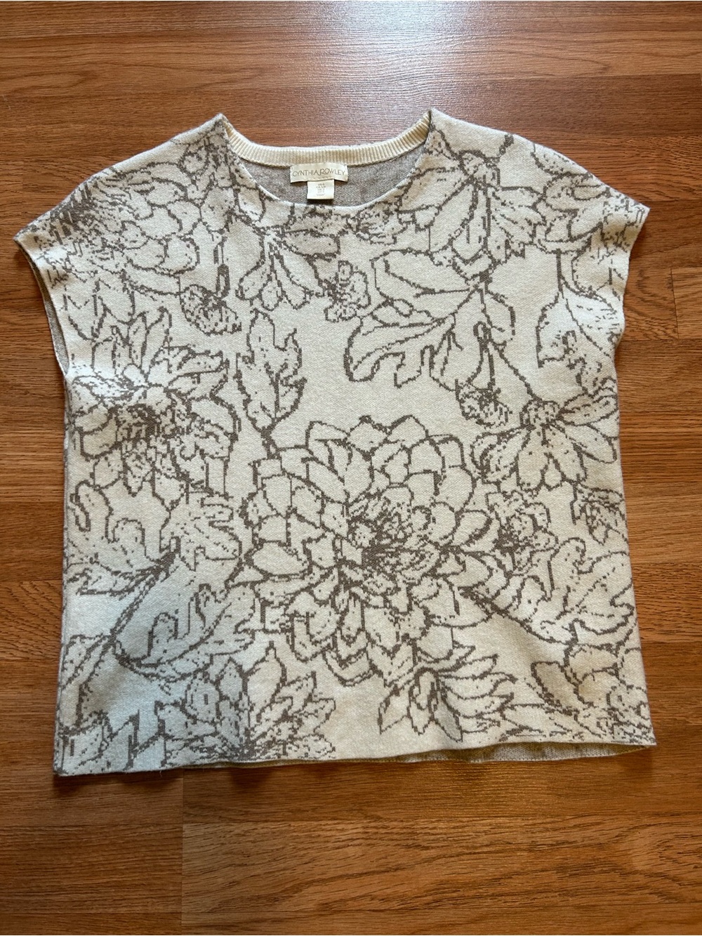 Cynthia Rowley Chic Floral Knit Shell - Cream and sleeveless Taupe. Size small